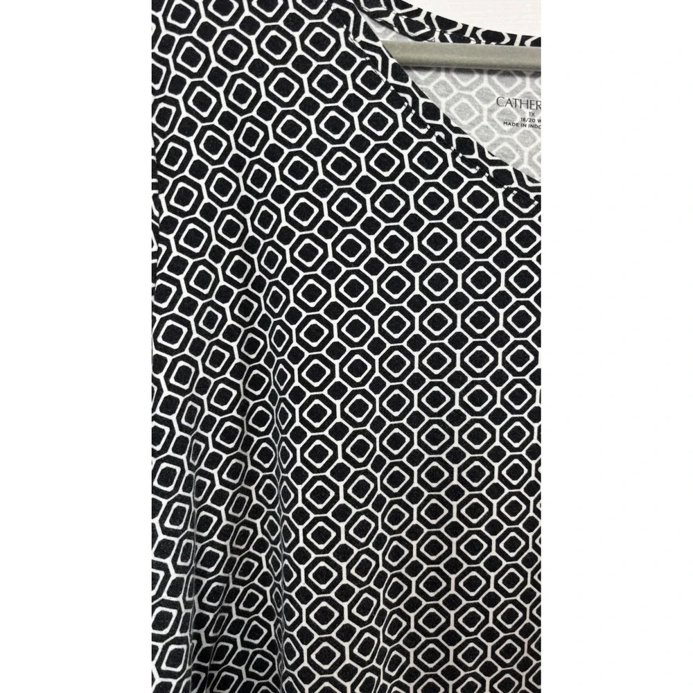 Catherines Women 1X 18/20W Black White Geometric V-Neck Short Sleeve Top